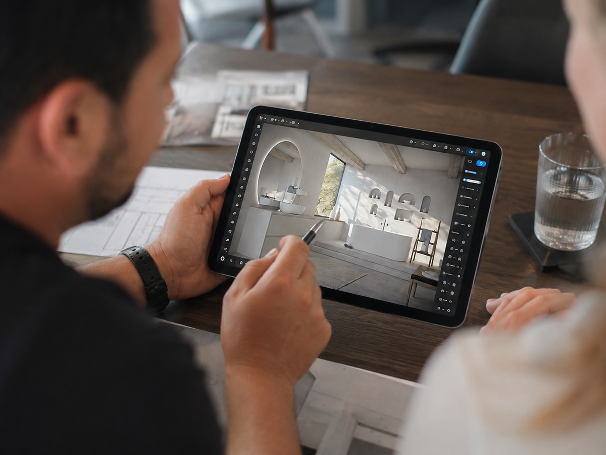 Midhad Seferovic zeigt einer Kundin die 3D-Visualisierung ihres neuen Bads auf dem iPad