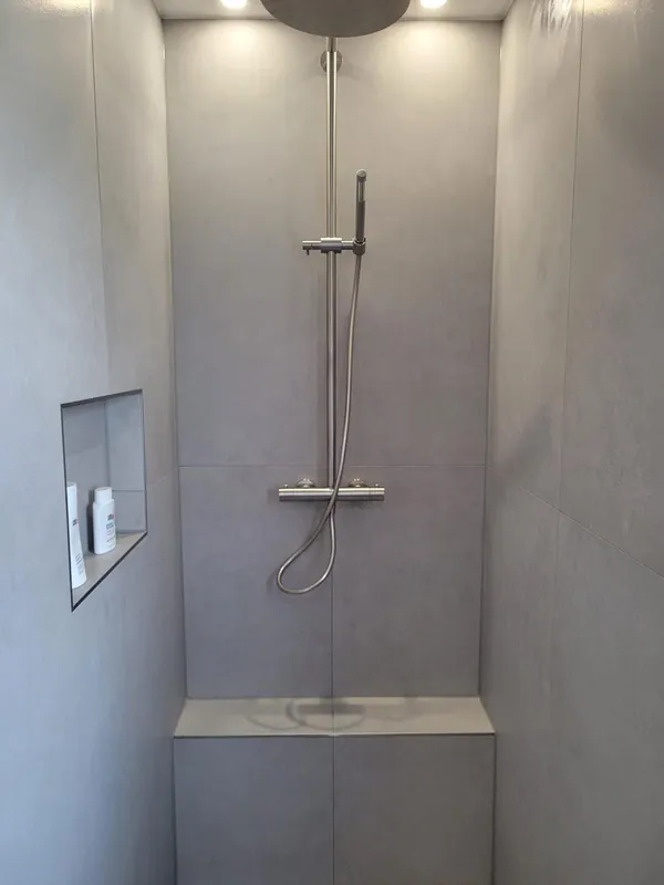 Dusche mit Regenbrause und Wandnische