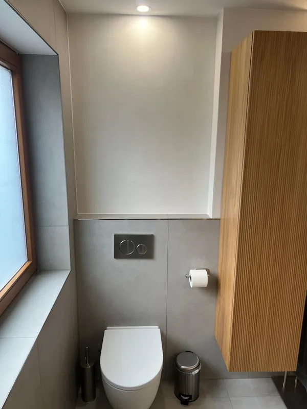 Hänge-WC unter dem Fenster mit Holz-Hochschrank
