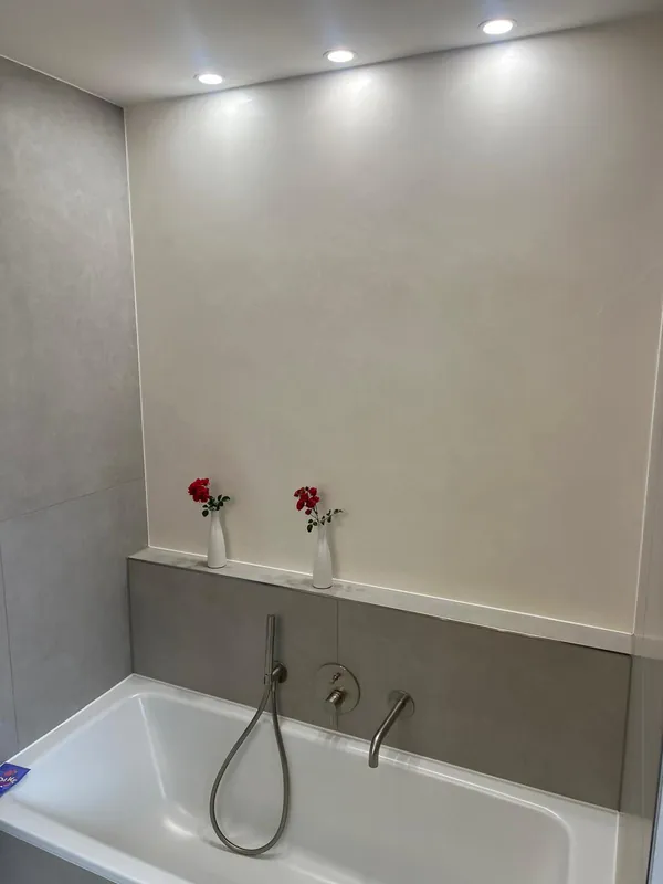 Badewanne mit Ablage und Wandarmatur