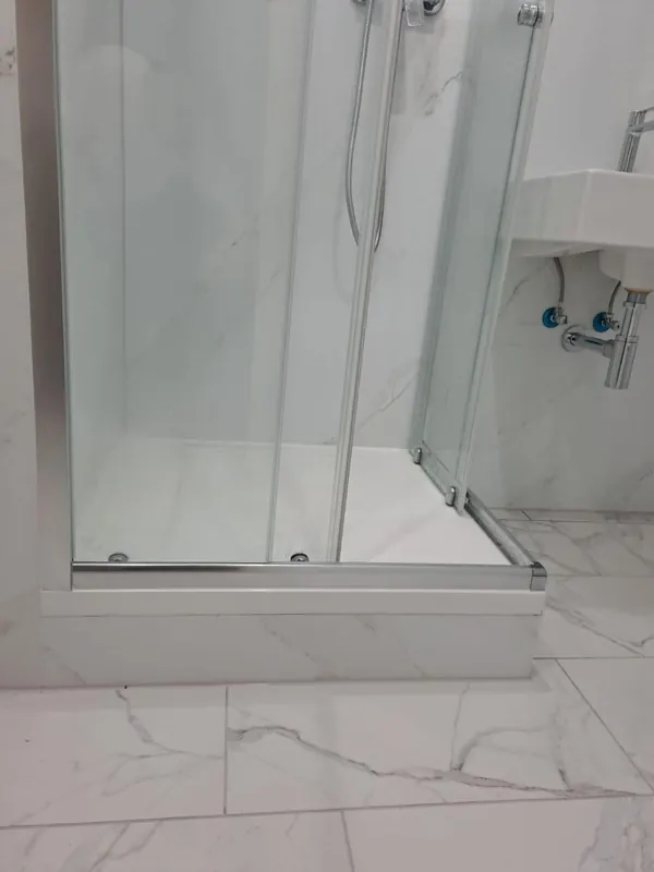 Glas-Duschkabine auf Boden in Marmoroptik
