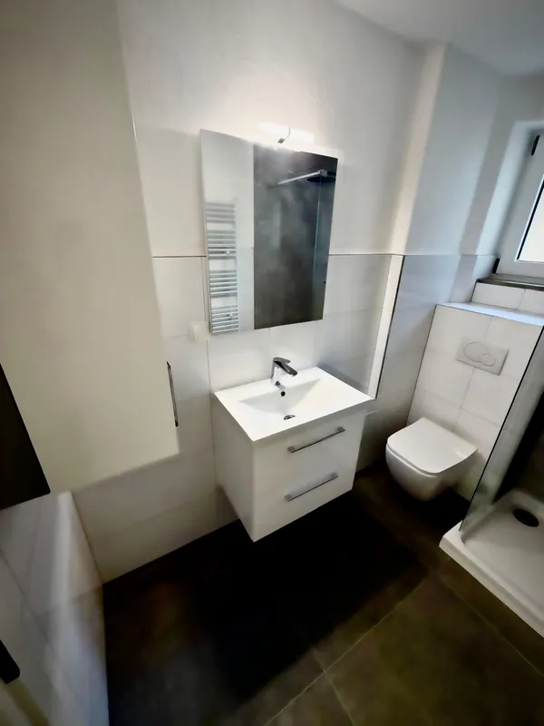 Waschtisch mit Unterschrank, Spiegel und Hänge-WC
