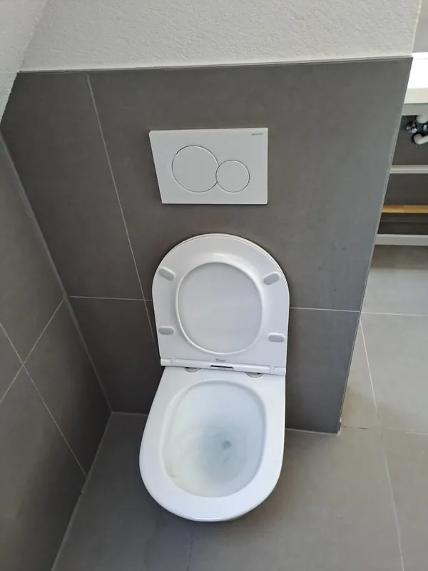 Hänge-WC vor grauen Fliesen