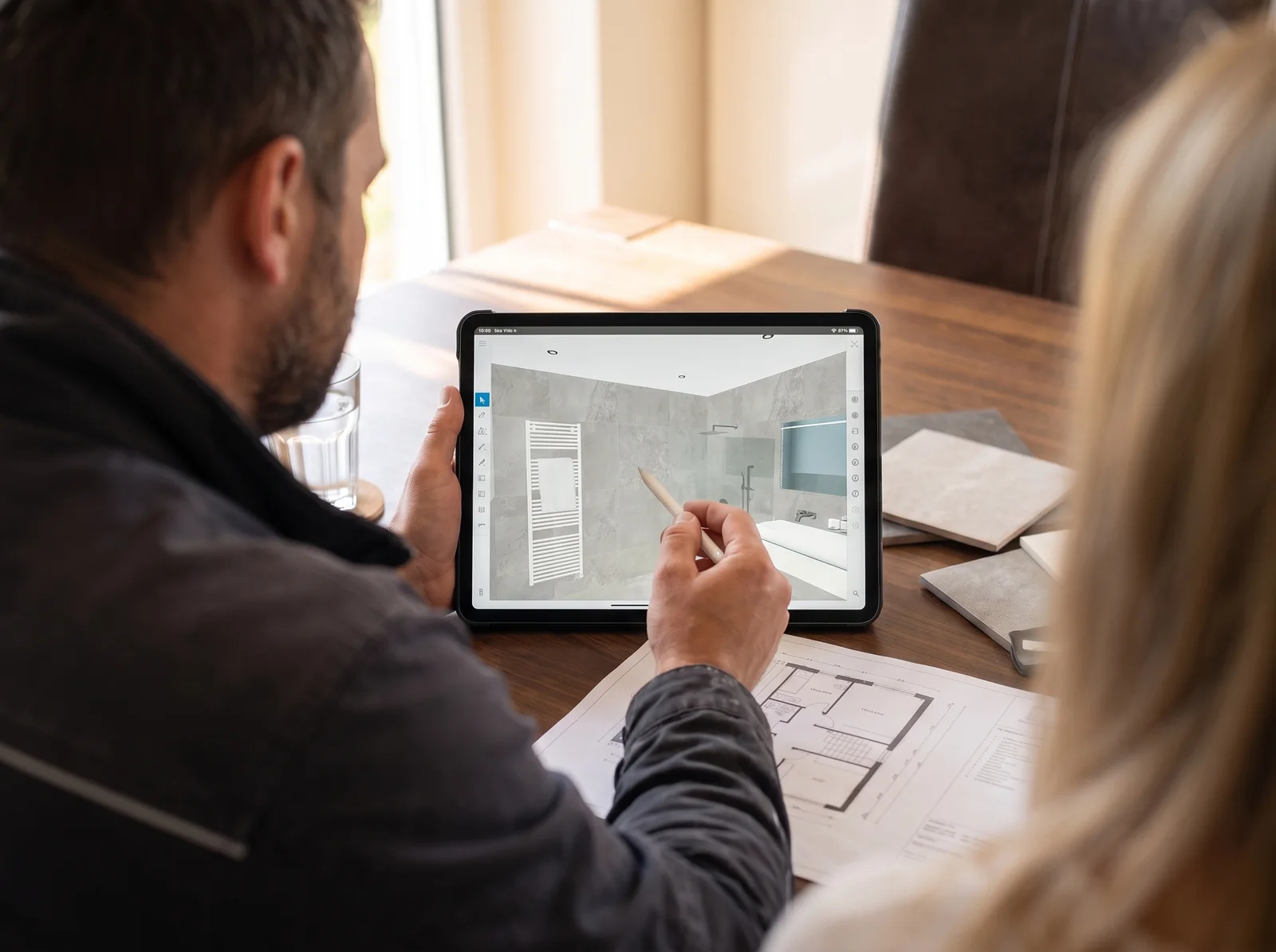KI-modifiziert: Beratung am Tablet mit 3D-Badplanung, Blick über die Schulter